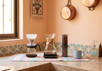 Comparación de métodos de preparación de café mostrando V60, Chemex, Aeropress y máquina de espresso lado a lado con sus respectivos resultados