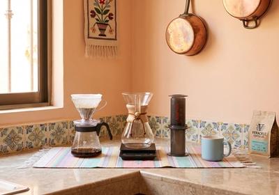 Comparaison des méthodes de préparation du café montrant V60, Chemex, Aeropress et machine à espresso côte à côte avec leurs résultats respectifs
