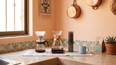 Comparación de métodos de preparación de café mostrando V60, Chemex, Aeropress y máquina de espresso lado a lado con sus respectivos resultados