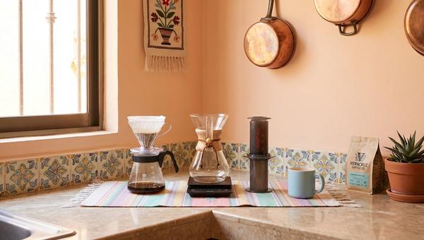 Comparación de métodos de preparación de café mostrando V60, Chemex, Aeropress y máquina de espresso lado a lado con sus respectivos resultados