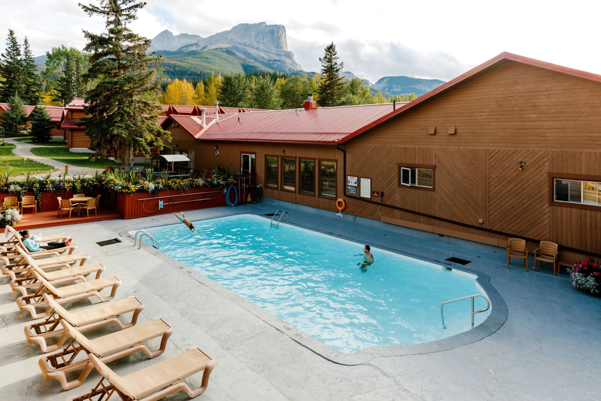 The outdoor swimming pool at Miette Mountain Cabins.