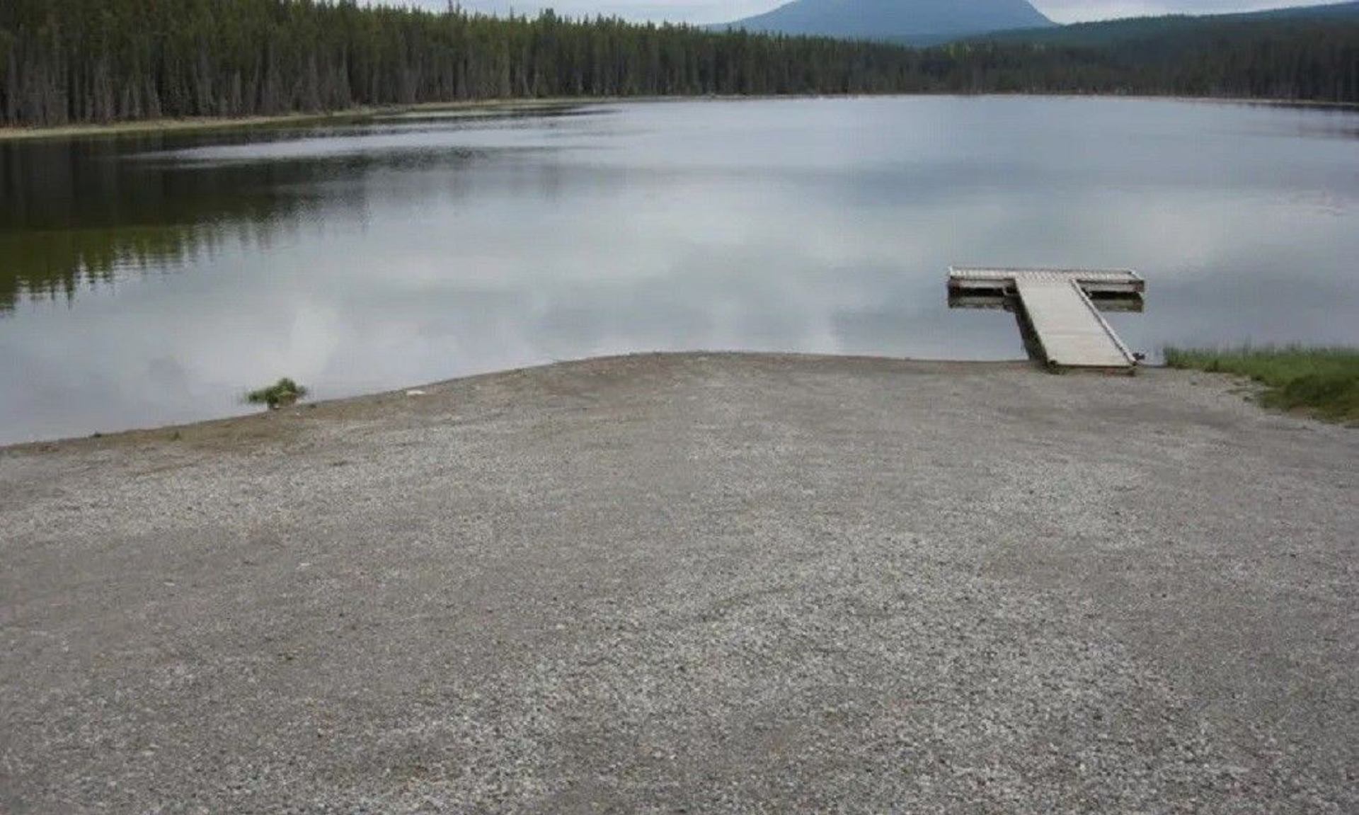 A dock out into the lake