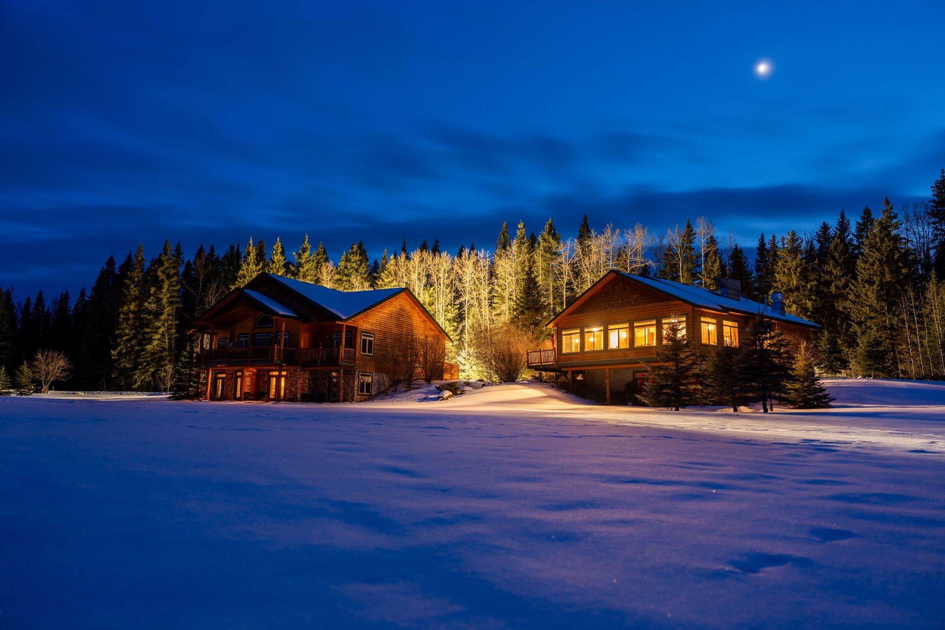 Exterior of the elevation in the evening at the Prairie Creek Inn.