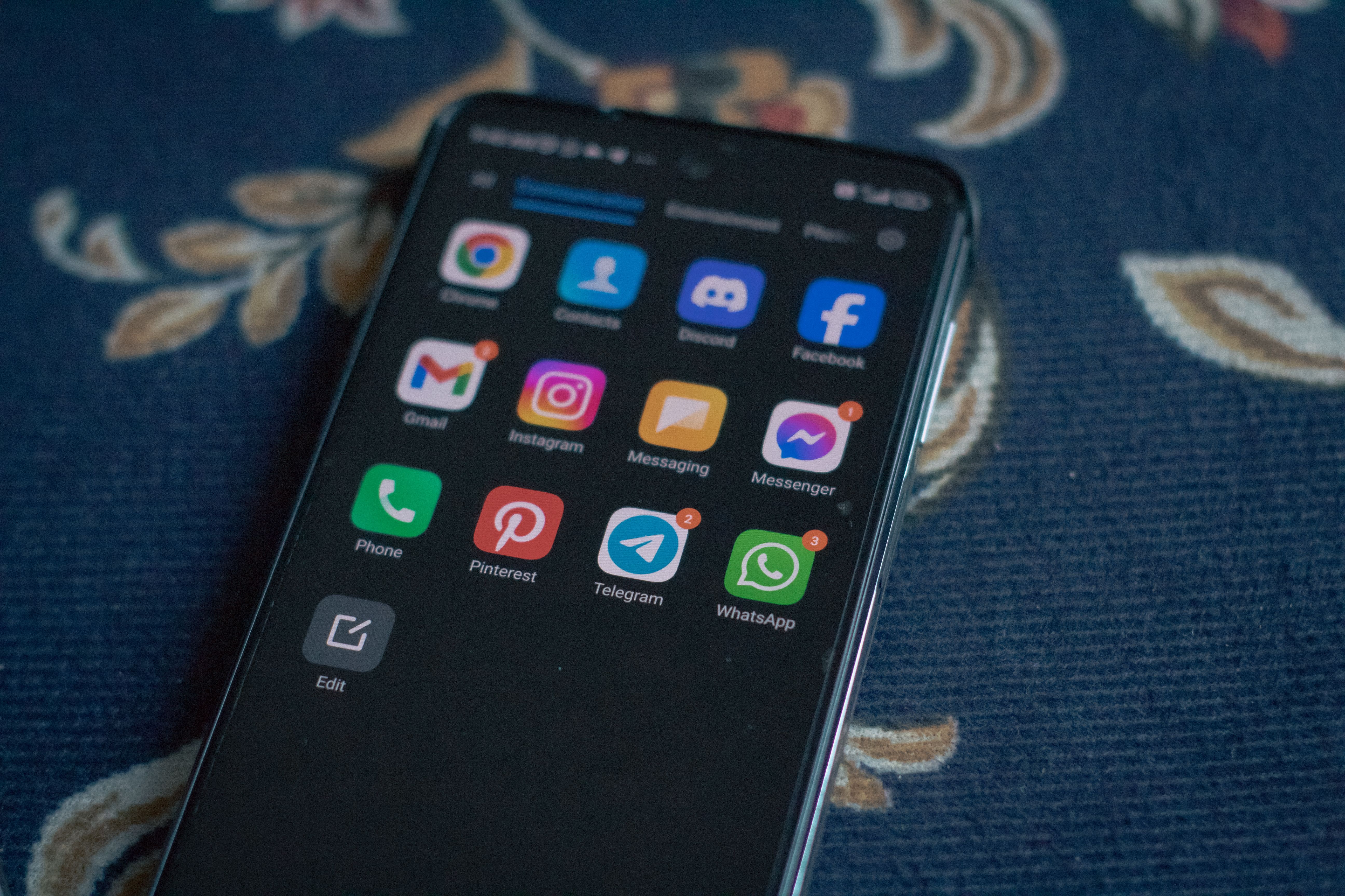 Jak zarabiać na Facebooku i Telegramie? Nowe sposoby na monetyzację