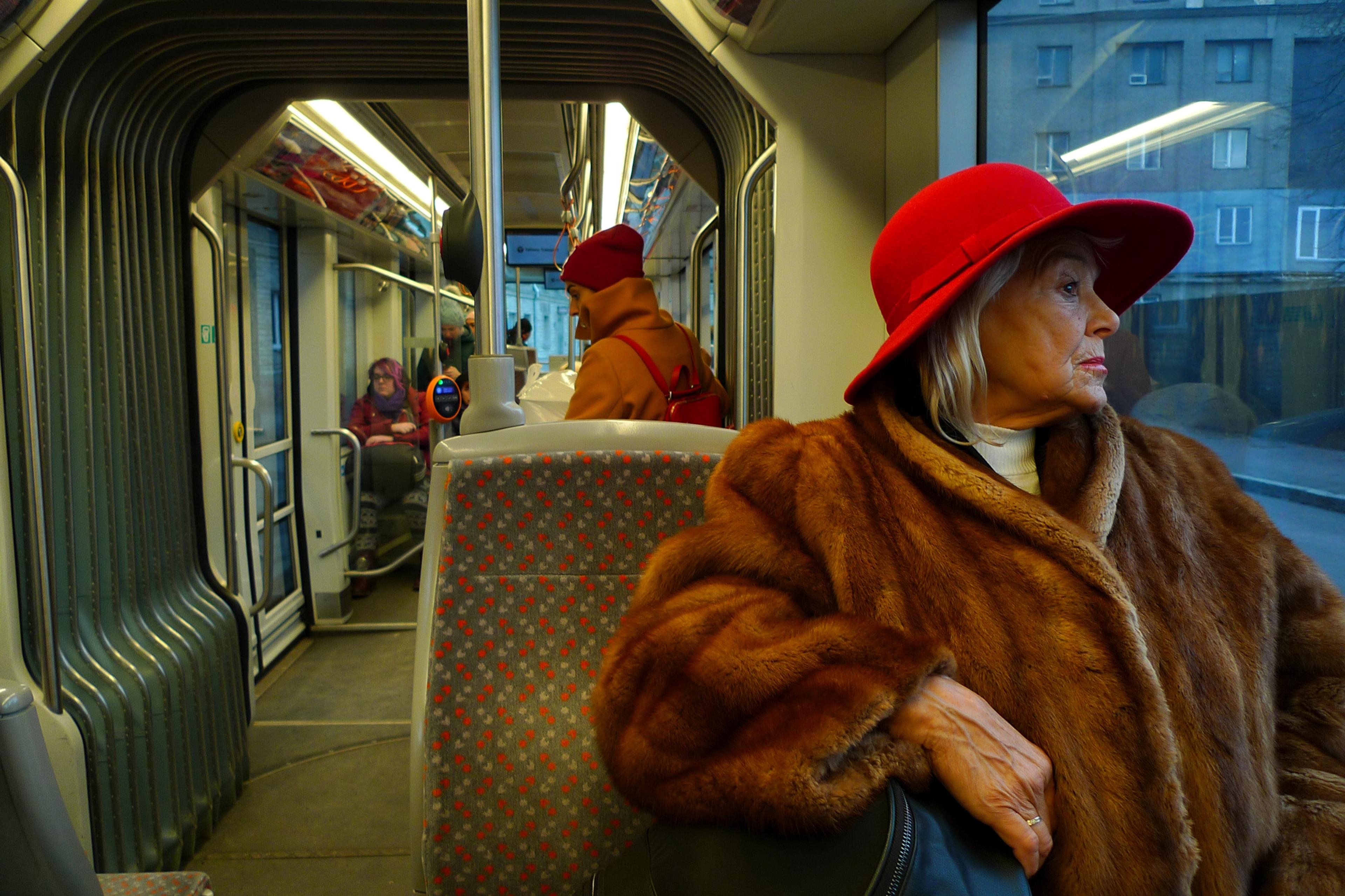20191213-andriimur-womaninredhat-tallinn-estonia_web.jpg