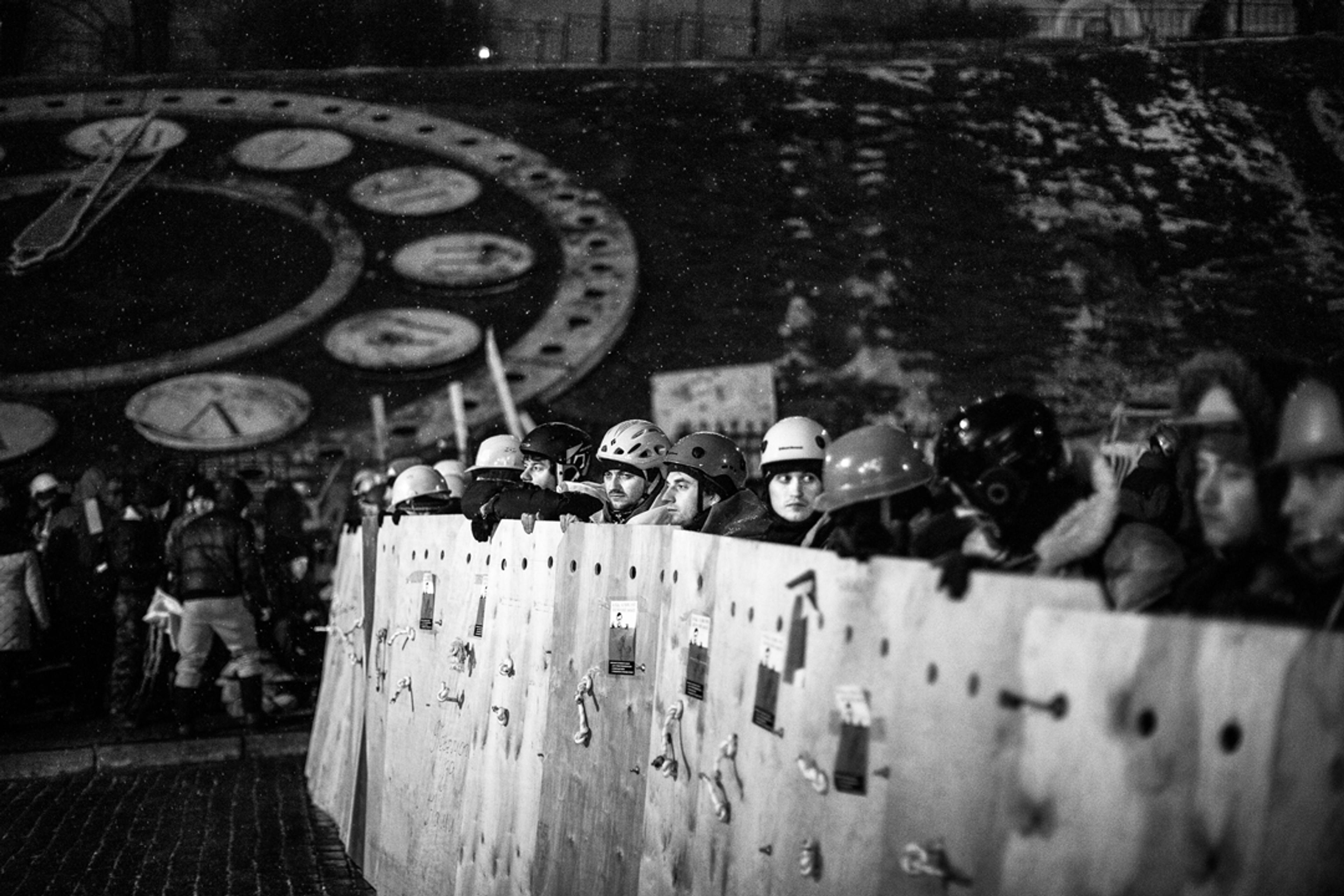 2014-maidan-the-midnight-defense-wall-andriimur_web.jpg