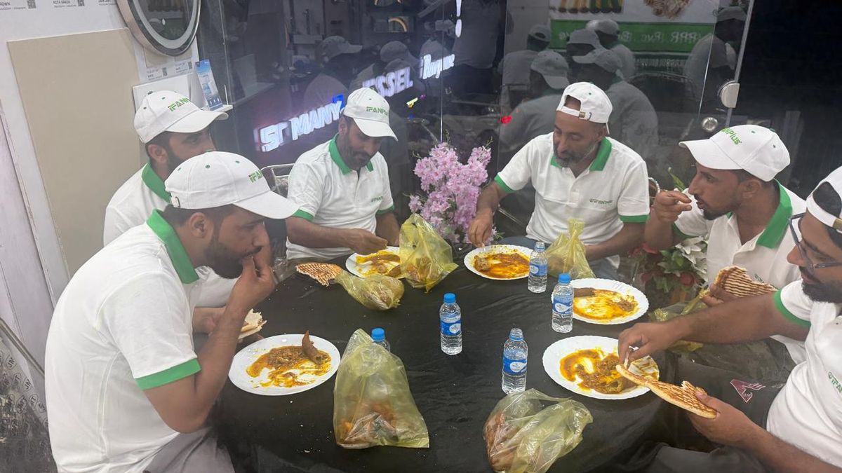 IFANPlus plumbers talk shop over dinner