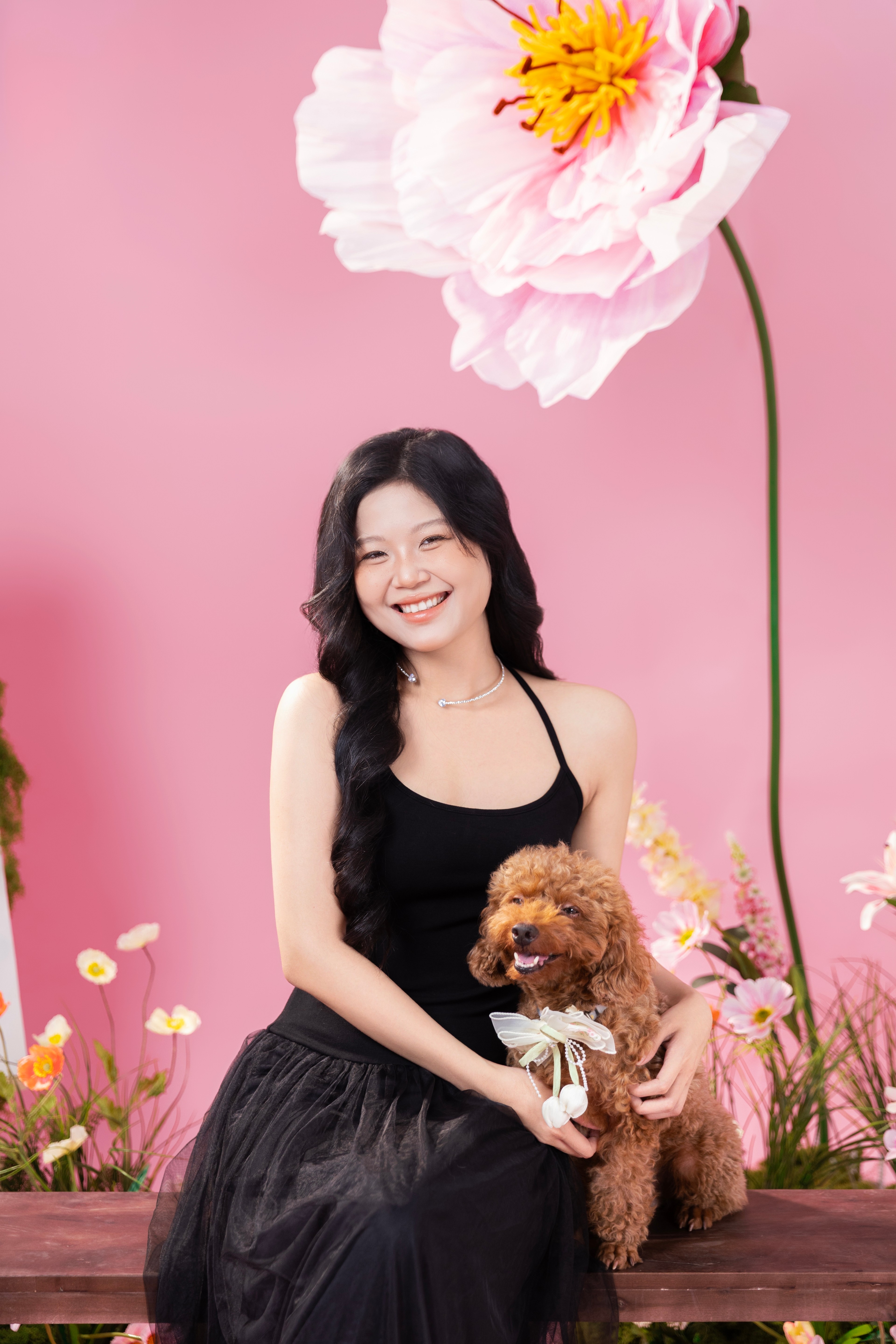 Khách hàng chụp ảnh cùng thú cưng tại Paw-ty Studio trong concept hoa nghệ thuật. Ánh sáng studio được thiết lập để tôn lên màu sắc, chiều sâu và cảm xúc của từng khung hình.
