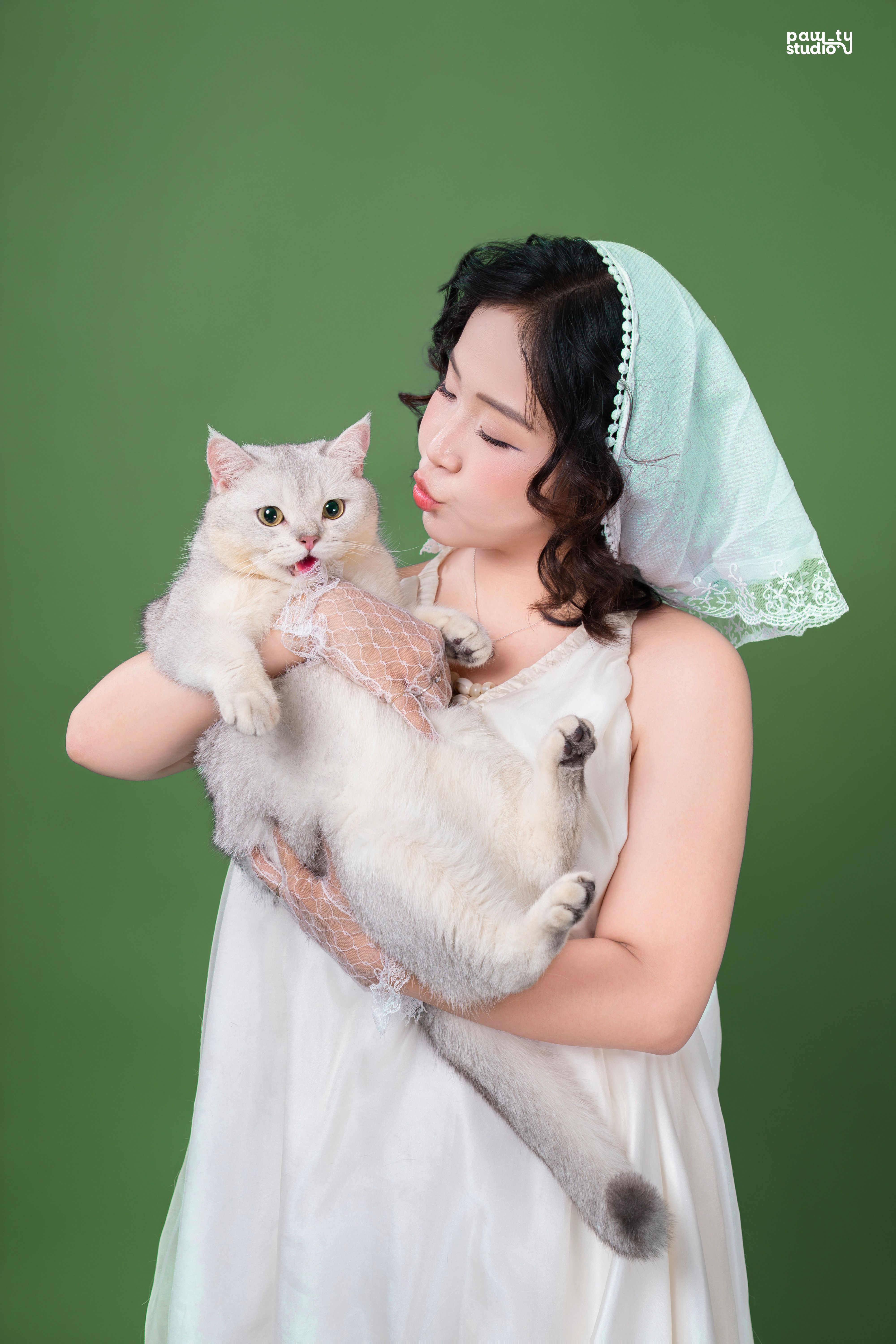 KHÁCH HÀNH TRÚC & EM BÉ BỘT