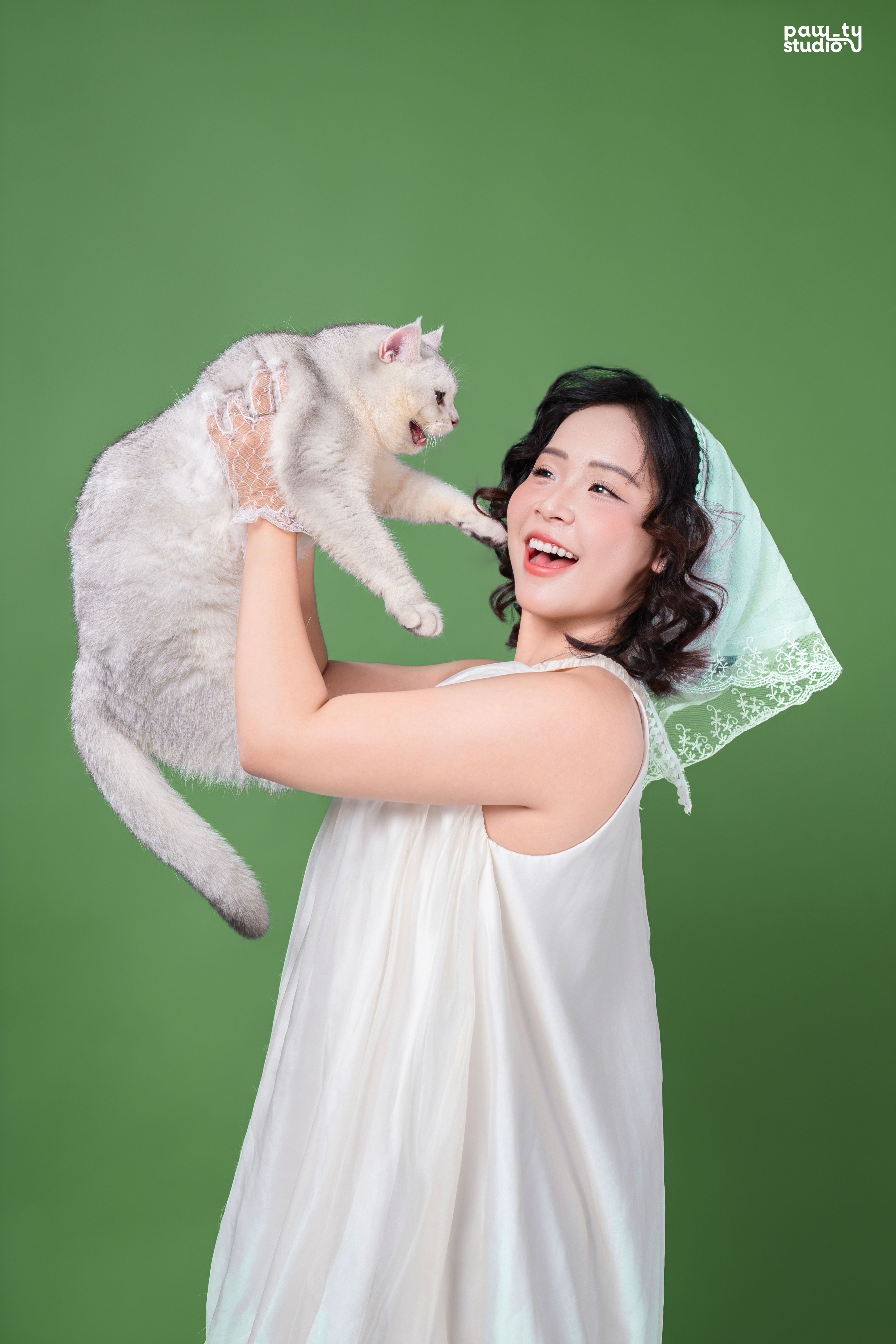 KHÁCH HÀNH TRÚC & EM BÉ BỘT