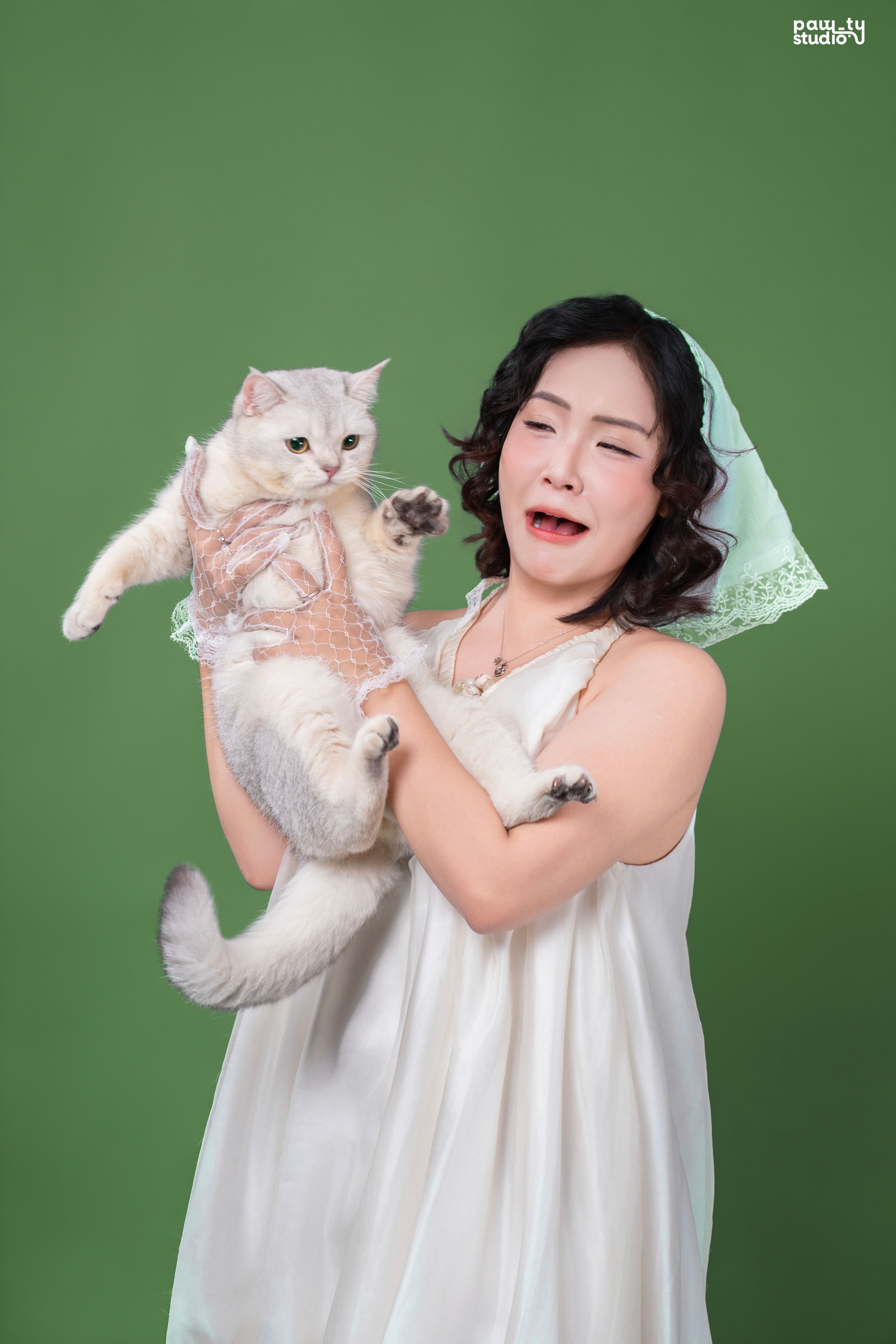 KHÁCH HÀNH TRÚC & EM BÉ BỘT