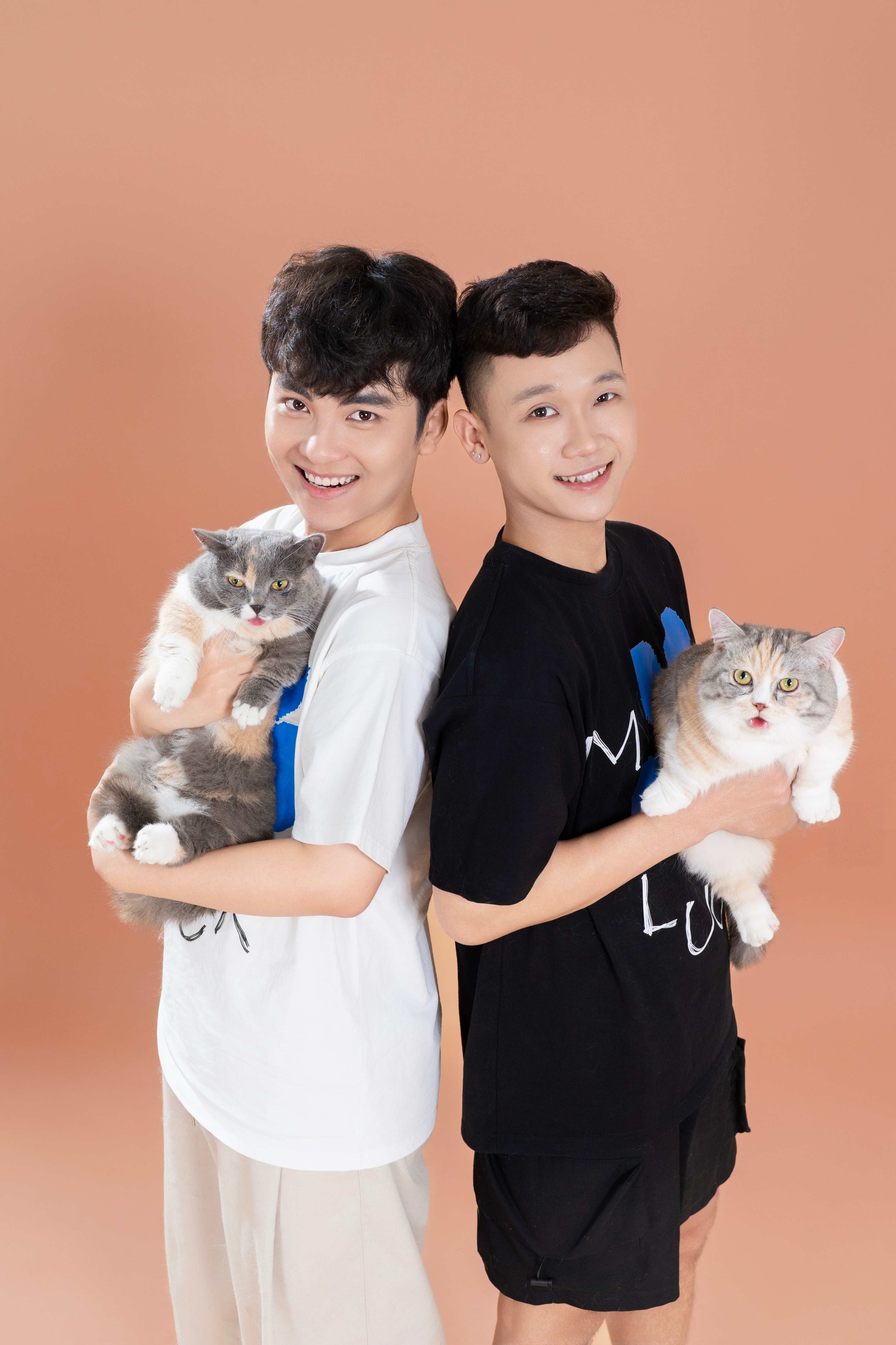 Gia đình đưa các bé mèo đi chụp hình
