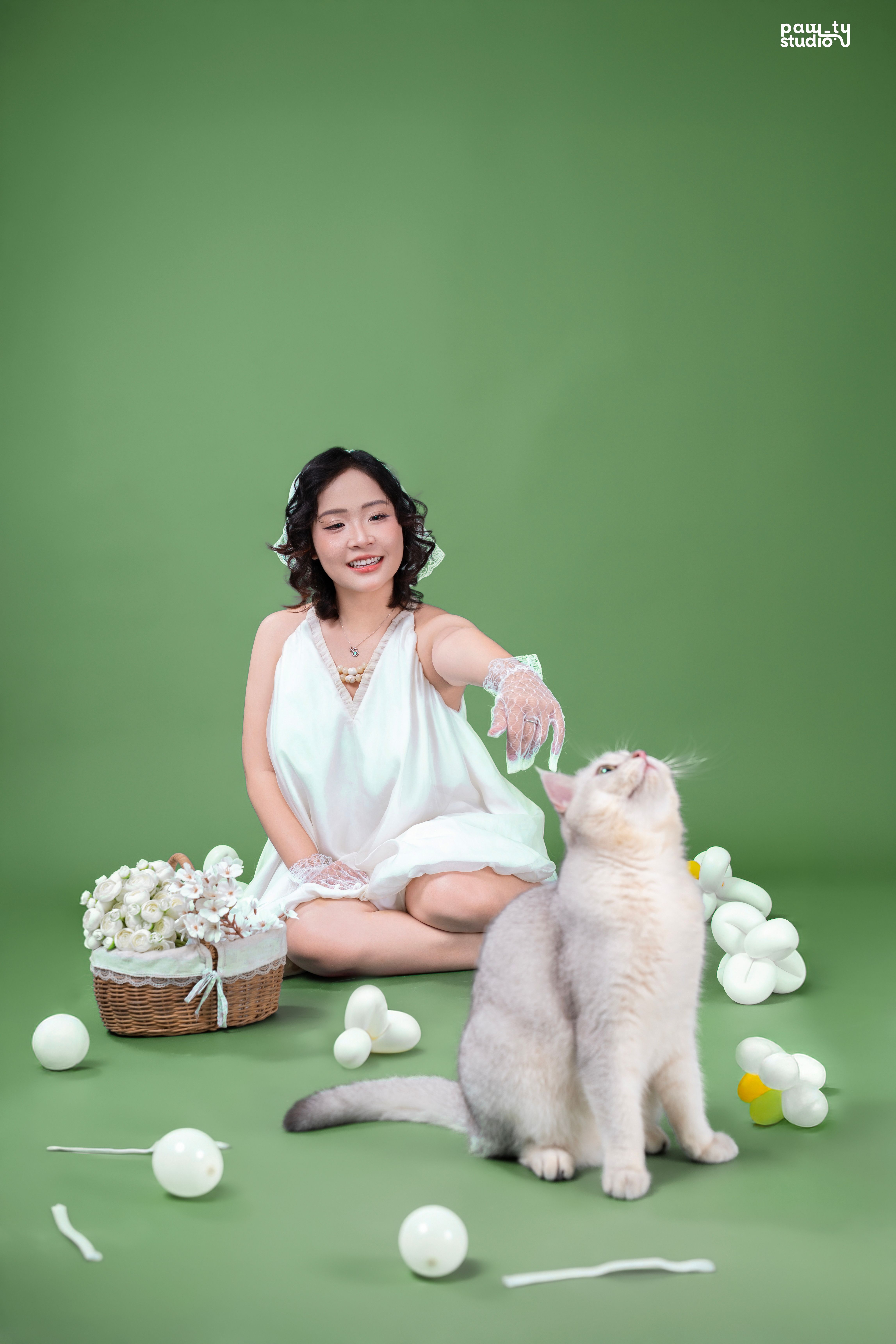 KHÁCH HÀNH TRÚC & EM BÉ BỘT