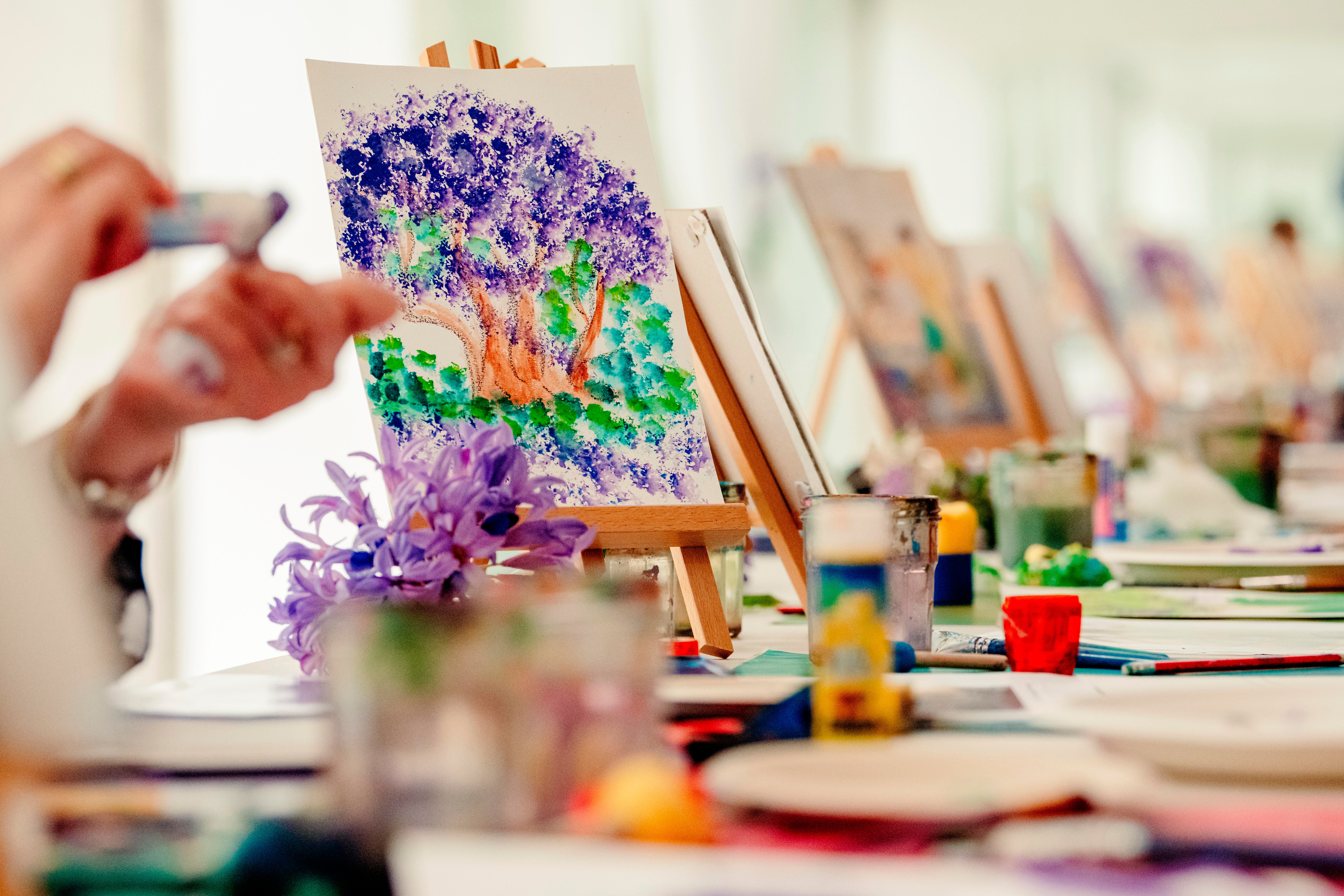Art and Dementia program participants engage in creative making activity / Photograph: J Ruckli / © QAGOMA