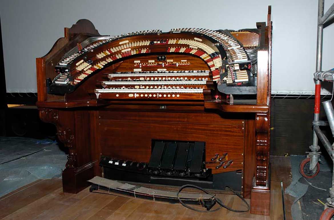 Installation of the Wurlitzer console at the Gallery of Modern Art in 2006 / Photograph: Natasha Harth © QAGOMA