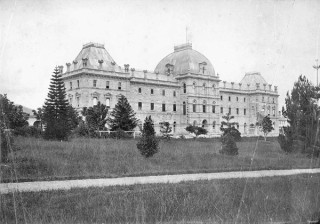 Richard Daintree, England/Australia 1832-78 / Front view of Parliament House, Brisbane from the Botanical Gardens c.1870 / Courtesy: John Oxley Library, State Library of Queensland, Brisbane