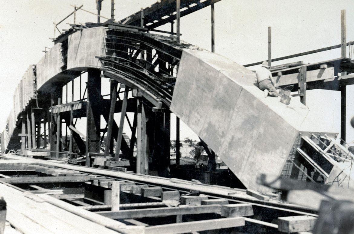 Arch of the Grey Street Bridge under construction c.1929 / 10189-0001-0050 / Courtesy: John Oxley Library, State Library of Queensland, Brisbane
