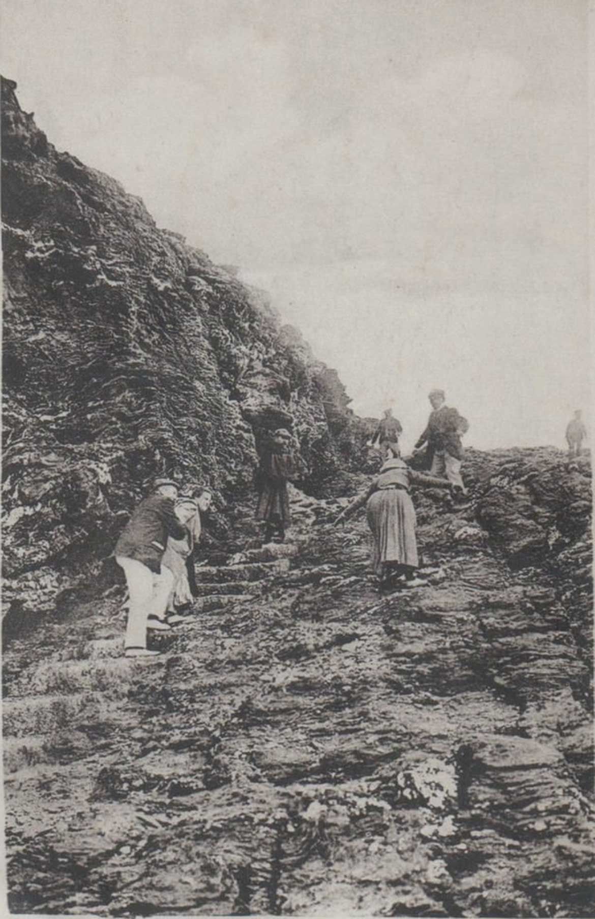 Escalier conduisant à la Grotte de l’Apothicairerie (Stairs leading to the Cave of the Apothecary)