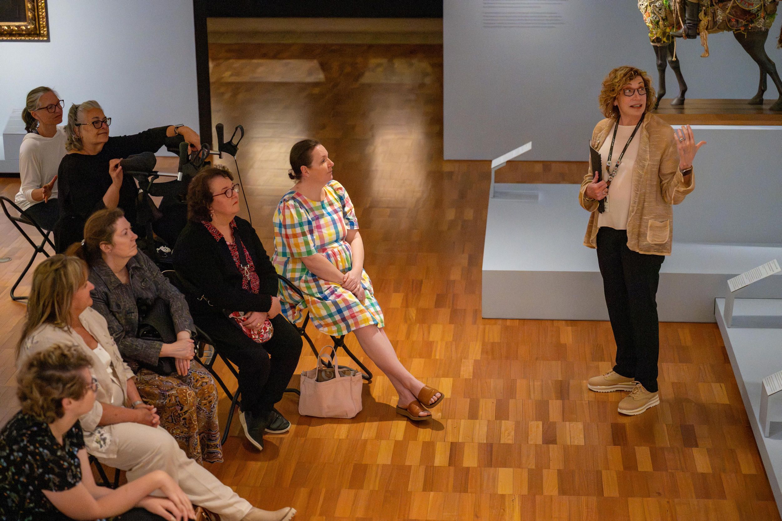 Volunteer Guide hosts a Slow Looking session at the Queensland Art Gallery / Photography: N. Umek / QAGOMA