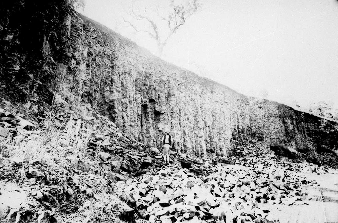 The base of Kangaroo Point cliffs, Brisbane / Negative number: 182248 / Photograph courtesy: John Oxley Library, State Library of Queensland, Brisbane