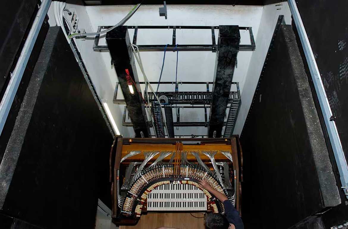 Installation of the Wurlitzer console at the Gallery of Modern Art in 2006 / Photograph: Natasha Harth © QAGOMA