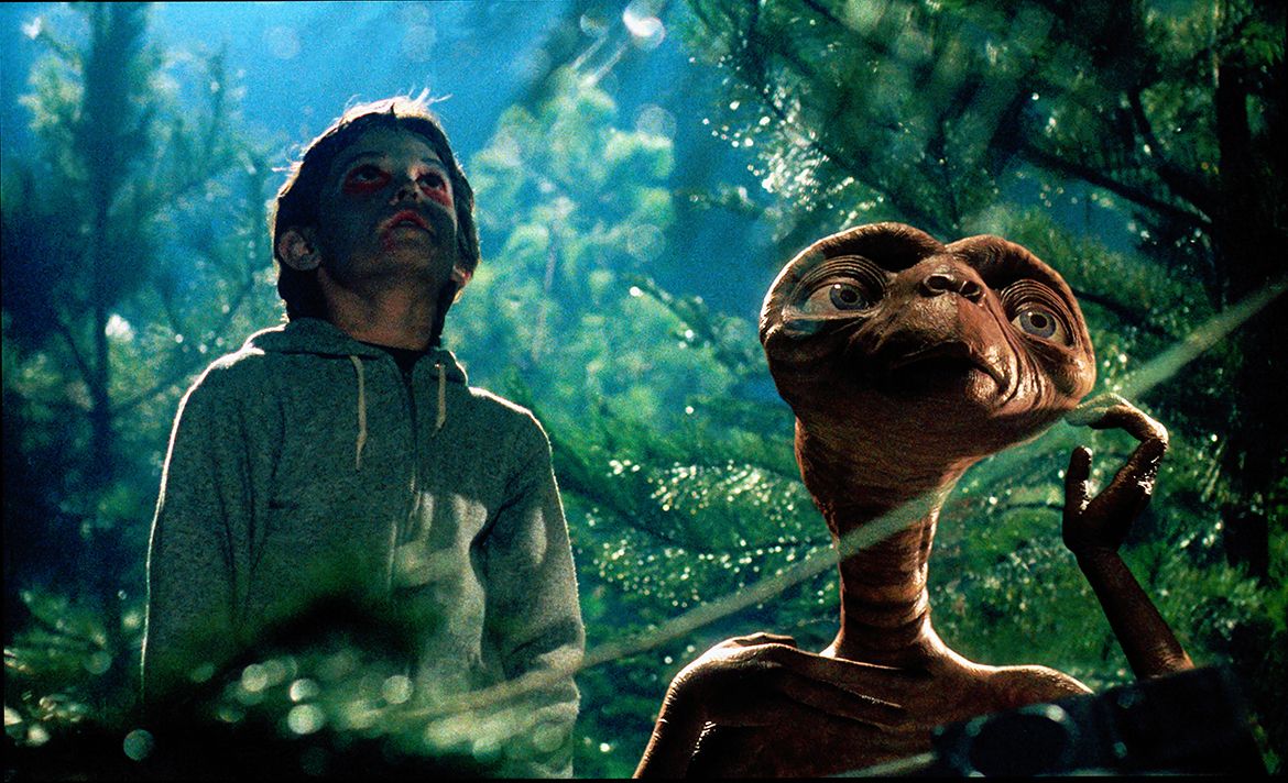 Production still from ET the Extra-Terrestrial 1982 / Director: Steven Spielberg / Im-age courtesy: Universal Pictures