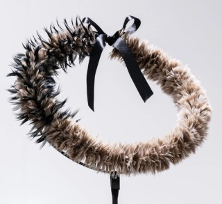 This lei wili poepoe (feather garland) reimagines the face of the moon as a complete circle represented by a lei (garland), with part of it cast in the shadow of the Earth. Mele Kahalepuna Chun has named the work Mōhalu after a specific phase of the crescent moon / Commissioned for ‘The 11th Asia Pacific Triennial of Contemporary Art’ / Purchased 2024 with funds from David Thomas AM through the QAGOMA Foundation / Collection: Queensland Art Gallery | Gallery of Modern Art / © Mele Kahalepuna Chun / Photograph: J Ruckli © QAGOMA