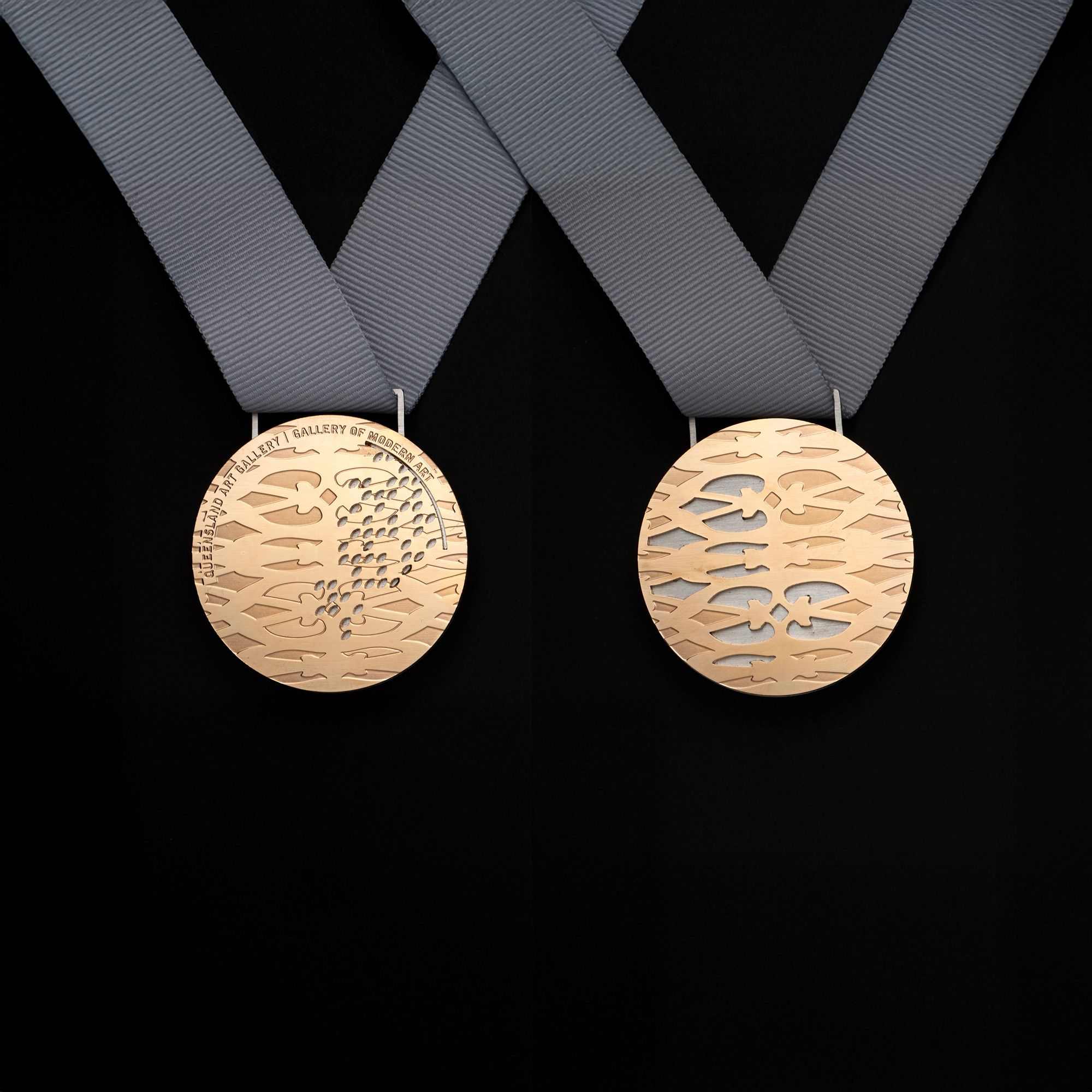 The QAGOMA Medal by renowned Queensland jeweller and Collection artist Barbara Heath.