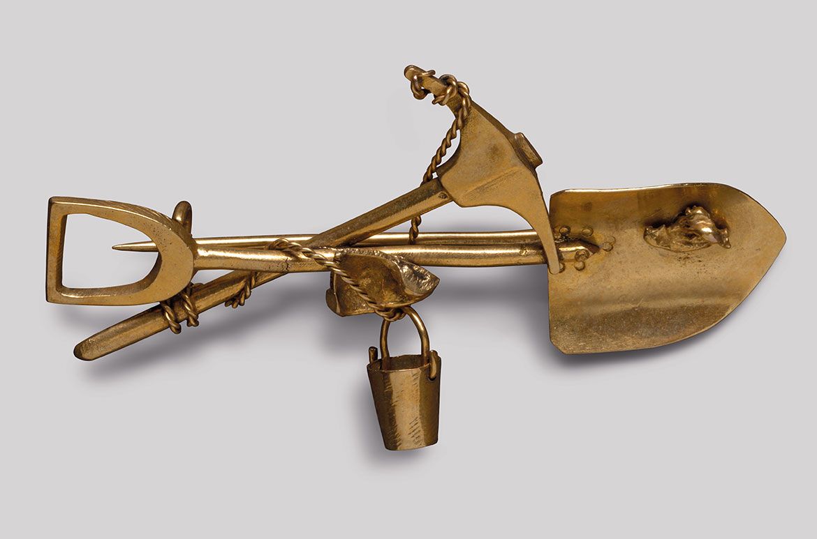 Goldfields brooch (crossed pick and shovel with bucket) c.1880–1915 / Gold and gold nuggets / 3 x 5.2 x 0.7cm
Acc. 2011.102