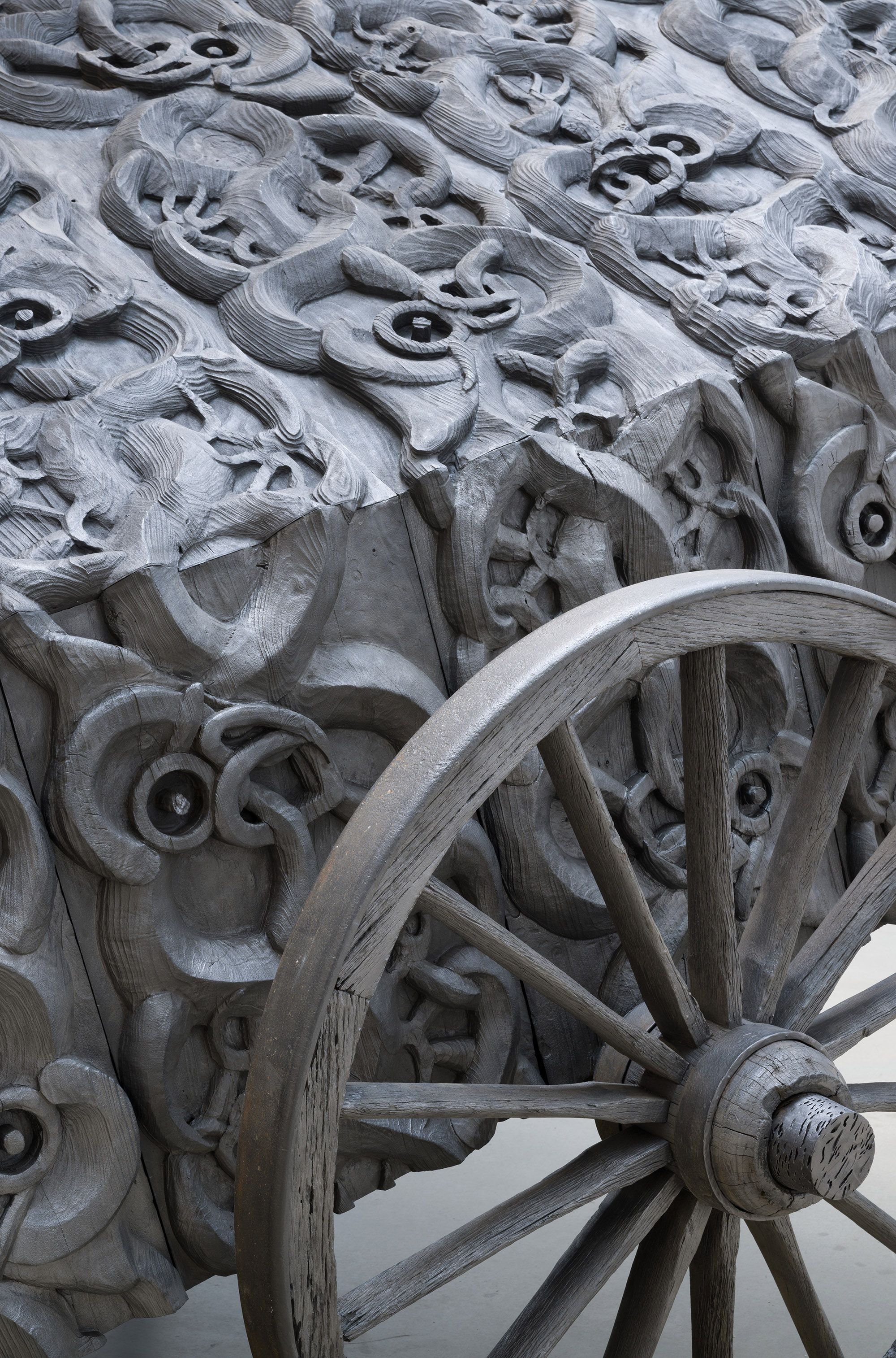 Brett Graham, Ngāti Korokī Kahukura, Tainui, Aotearoa New Zealand b.1967 / Maungārongo ki te Whenua, Maungārongo ki te Tangata (detail) 2020 / Wood, synthetic polymer paint and graphite / 320 × 800 × 320cm / Purchased 2024 with funds from Tim Fairfax AC through the QAGOMA Foundation / Collection: Queensland Art Gallery | Gallery of Modern Art / © Brett Graham / Photograph: C Callistemon © QAGOMA