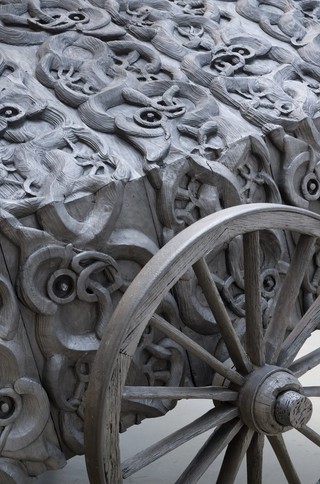 Brett Graham, Ngāti Korokī Kahukura, Tainui, Aotearoa New Zealand b.1967 / Maungārongo ki te Whenua, Maungārongo ki te Tangata (detail) 2020 / Wood, synthetic polymer paint and graphite / 320 × 800 × 320cm / Purchased 2024 with funds from Tim Fairfax AC through the QAGOMA Foundation / Collection: Queensland Art Gallery | Gallery of Modern Art / © Brett Graham / Photograph: C Callistemon © QAGOMA