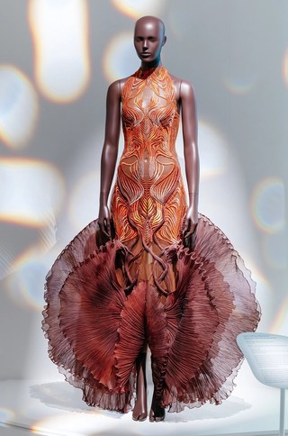 iris van herpen red dress Iris van Herpen Spring 2021 Couture Fashion Show