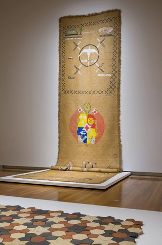 ‘Aunofo Havea Funaki, Tonga b.1972 / The Lepamahanga Women’s Group, Tongan people, Tonga est. 2016 / Fala Kuta e Toa Ko Tavakefai‘ana 2024 / Kutu culms (Eleocharis dulcis), lou‘akau (dried pandanus) / 1432 × 335cm (approx.) / Commissioned for ‘The 11th Asia Pacific Triennial of Contemporary Art’. Purchased 2024 with funds from the Oceania Women’s Fund through the Queensland QAGOMA Foundation / Collection: Queensland Art Gallery l Gallery of Modern Art / © ‘Aunofo Havea Funaki / Photograph: C Callistemon © QAGOMA