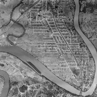 Aerial view over Indooroopilly toward Graceville showing the railway snaking through the suburb, 1946 / Courtesy: Wikimedia Commons