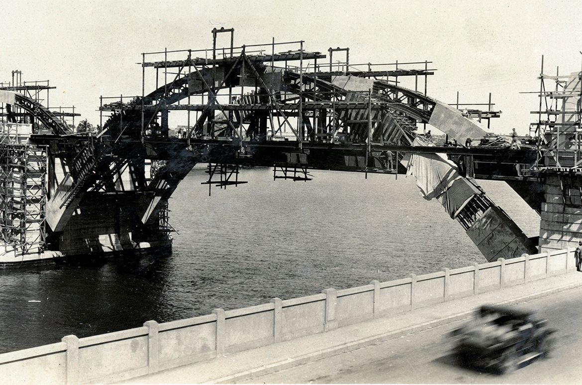 Arch of the Grey Street Bridge under construction c.1929 / 10189-0001-0051 / Courtesy: John Oxley Library, State Library of Queensland, Brisbane