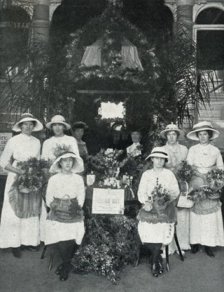 Raising funds during First World War by selling sprigs of wattle on Wattle Day, Courier Building, Brisbane / The Queenslander Pictorial, supplement to The Queenslander, 1 August, 1914 / Courtesy: John Oxley Library, State Library of Queensland, Brisbane
