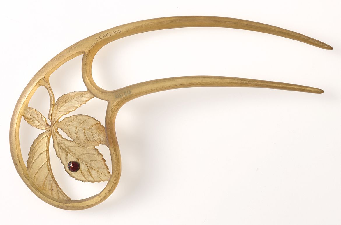 Lucien Gaillard, France 1861–1942 / Comb (decorated with chestnut or maple leaf and ladybird) c.1900 / Horn and gold enamel / 12.5 x 7cm / Purchased 2021 with funds from the Henry and Amanda Bartlett Trust through the QAGOMA Foundation / Collection: Queensland Art Gallery | Gallery of Modern Art