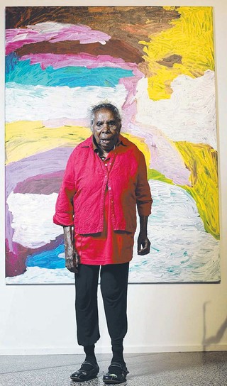 Mirdidingkingathi Juwarnda Sally Gabori at the Cairns Indigenous Art Fair, 2012 / © The Australian