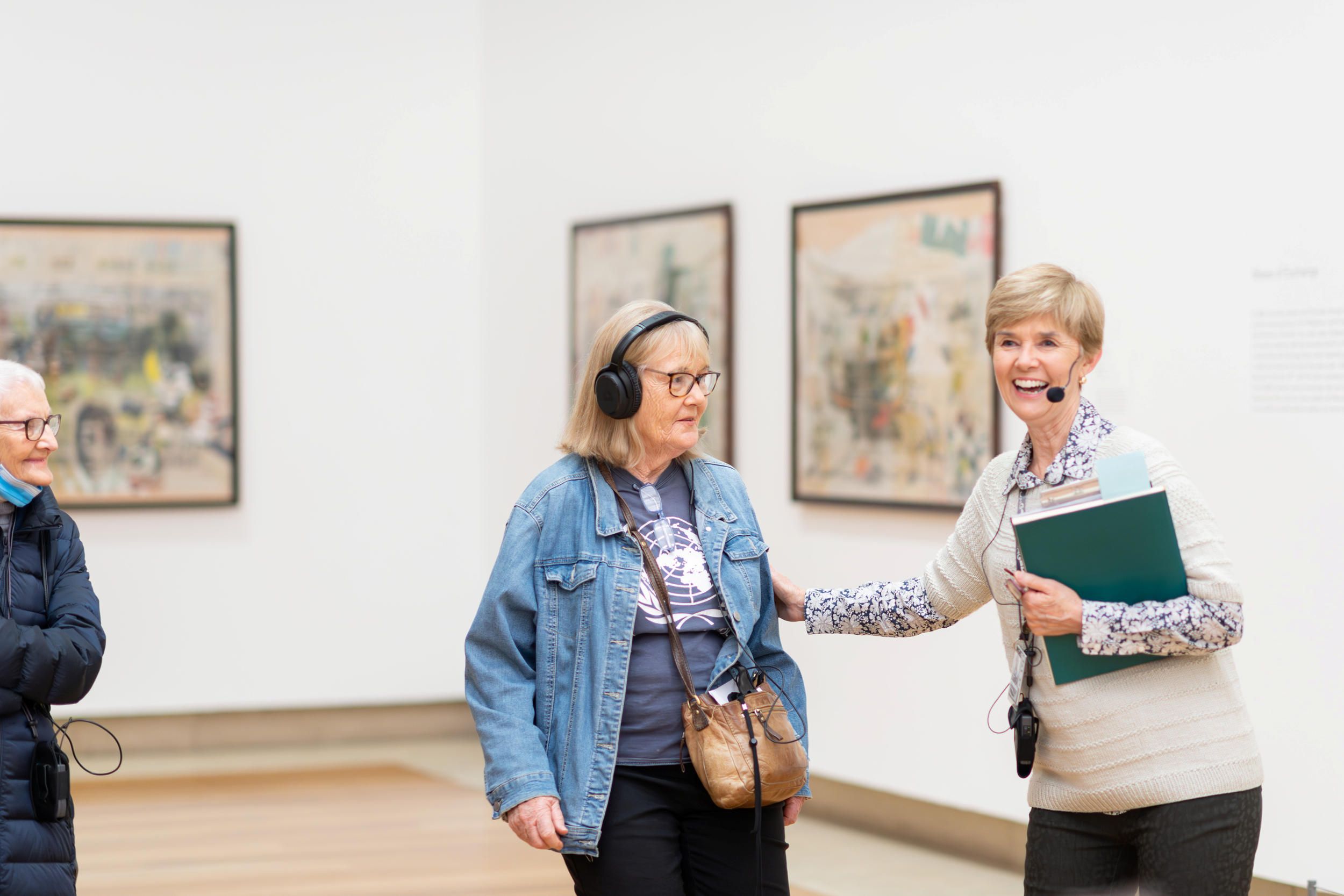A volunteer guided tour for visitors with hearing loss at the Queensland Art Gallery. Photography: C. Callistemon © QAGOMA