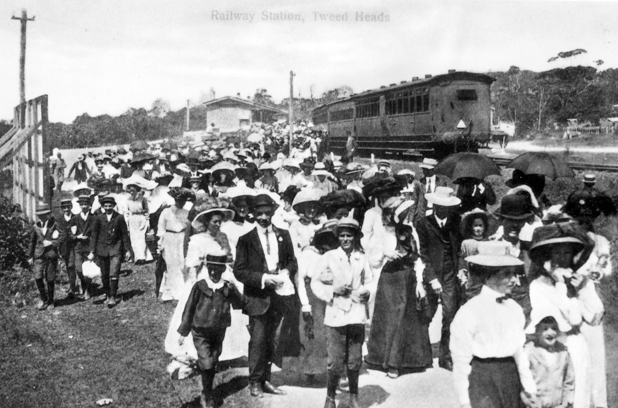 Crowds at the Tweed Heads Railway Station, New South Wales, c.1911 / 99183513014202061 / Courtesy: John Oxley Library, State Library of Queensland, Brisbane