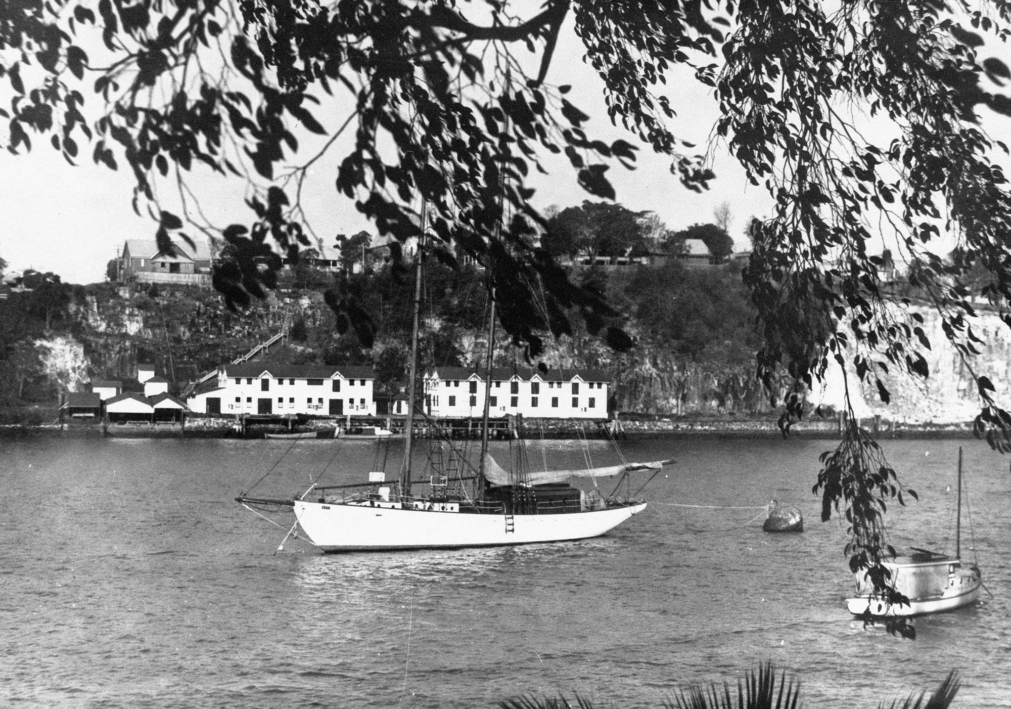 Naval Stores and wharves along the Kangaroo Point Cliffs c. 1935 / 99183507346502061 / Courtesy: John Oxley Library, State Library of Queensland, Brisbane