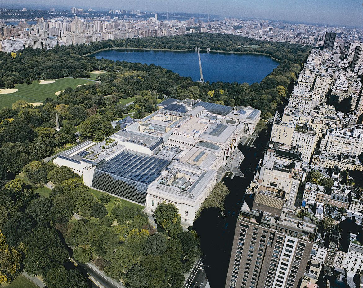 The Metropolitan Museum of Art from the south-east, showing the glassy additions by Kevin Roche John Dinkeloo and Associates, 1993 / © The Metropolitan Museum of Art, New York