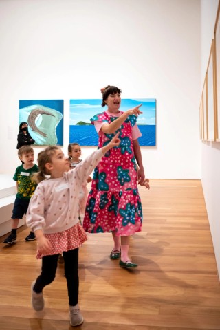 Art Explorers participants looking at artworks, 2022 / ©QAGOMA / Photo: L Wilkes