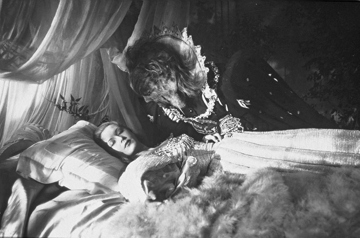 Production still from La Belle et la Bête (Beauty and the Beast) 1946 / 35mm, black and white, mono, 96 minutes, France, French (English subtitles) / Director/script: Jean Cocteau, France 1889–1963; Cinematographer: Henri Alekan; Editor: Claude Iberia / Cast: Jean Marais, Josette Day / Image courtesy: Société nouvelle de distribution (SND), Paris / © Société nouvelle de distribution (SND) / 1996–98 AccuSoft Inc. All Rights Reserved
