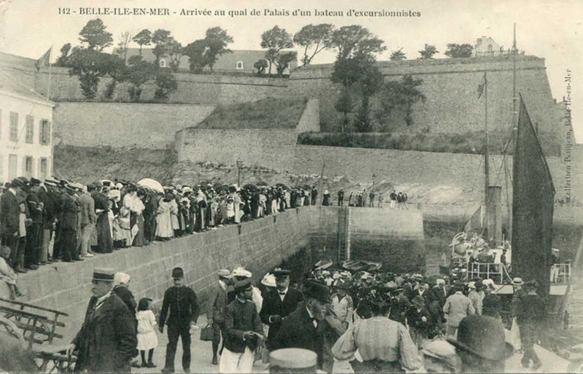 A boat of tourists arrive at the Port de Palais dock, Belle-Île, postcard c.1900 / Courtesy: Departmental Archives of Mobihan