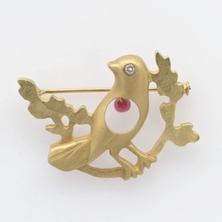 Barbara Heath, Australia b.1954 / Wryneck 1999 / 18k yellow gold, diamond, spinel briolette / 2.7 x 3.9 x 1.2cm / Purchased 2006 with funds from the Estate of Jessica Ellis through the QAG Foundation / Collection: Queensland Art Gallery | Gallery of Modern Art / © Barbara Heath