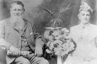 Charles and Harriet Kingston at 'Kingston House', 1904 / Courtesy: Logan Village History