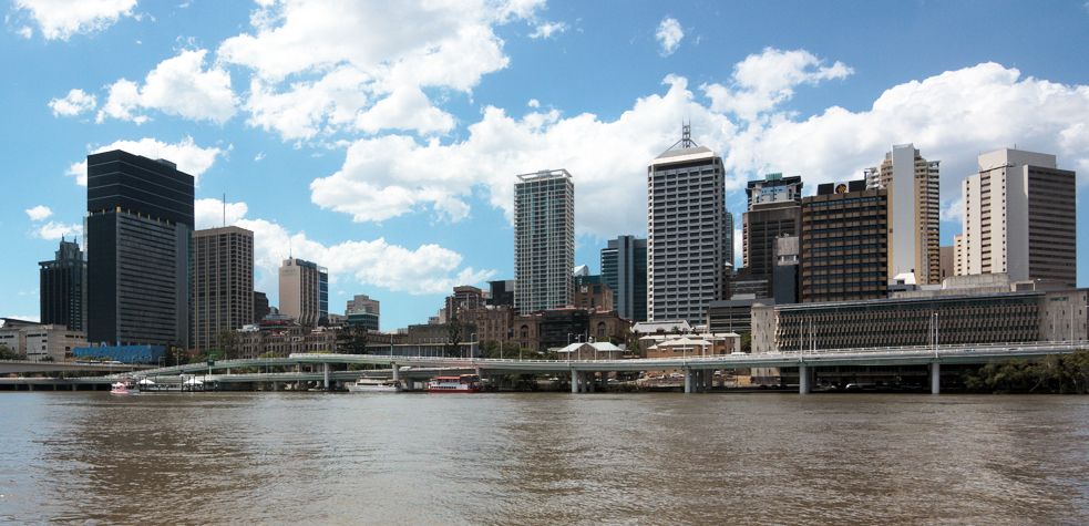 Brisbane’s skyline in 2013 viewed from South Brisbane featuring the Neville Bonner building (1998-2016), formerly at 75 William Street; and the Executive building (1971-2016), formerly 100 George Street through to William Street, now demolished for the Queen’s Wharf redevelopment / Courtesy: J Ritson, Wikimedia 28903809