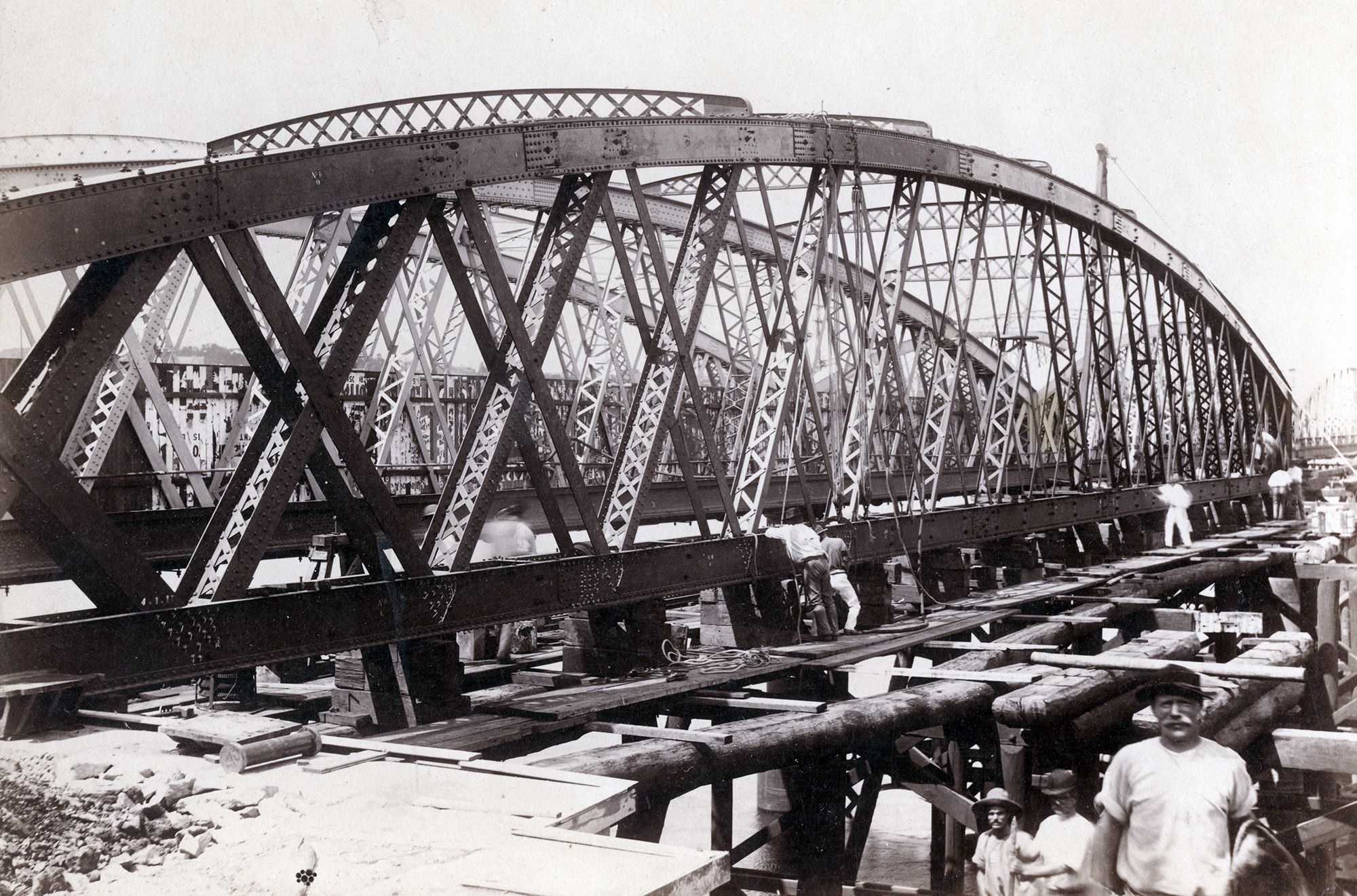 Construction of the second permanent Victoria Bridge, Brisbane, c.1896 / 99183505988202061 / Courtesy: John Oxley Library, State Library of Queensland, Brisbane