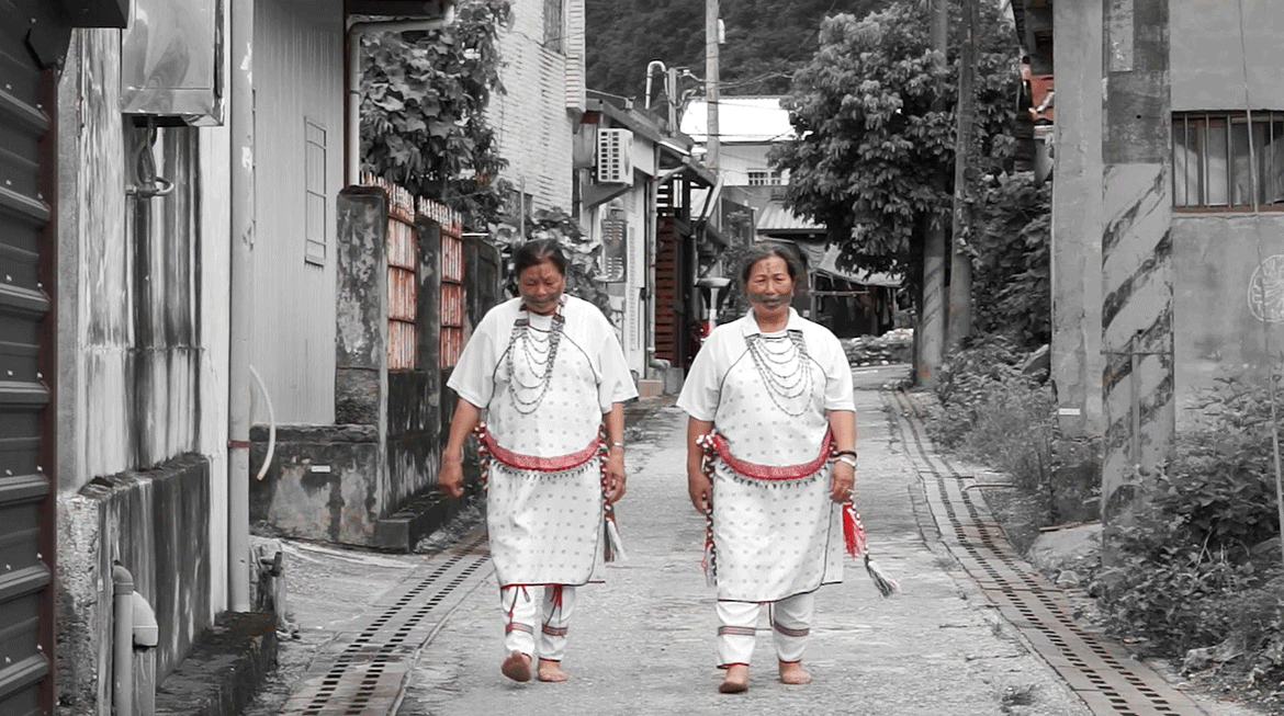 Dondon Hounwn, Truku people, Taiwan b.1985 / 3M – MSPING Adornment (from ‘3M – Three Happenings’ series) (still) 2018 / Single-channel video: 16:9, colour,
sound / © Dondon Hounwn / Courtesy: The artist and Taiwan Indigenous Peoples Cultural Development Centre